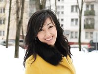 Feet - Ainash - 2018-01-21 A tall barefoot girl