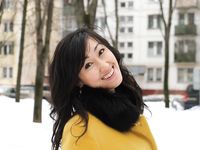 Feet - Ainash - 2018-01-21 A tall barefoot girl