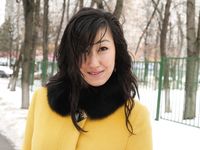 Feet - Ainash - 2018-01-21 A tall barefoot girl