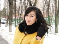 Feet - Ainash - 2018-01-21 A tall barefoot girl