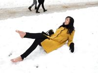 Feet - Ainash - 2018-01-21 A tall barefoot girl