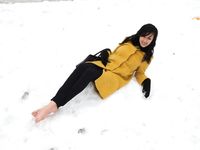 Feet - Ainash - 2018-01-21 A tall barefoot girl