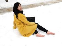 Feet - Ainash - 2018-01-21 A tall barefoot girl