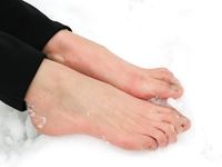 Feet - Ainash - 2018-01-21 A tall barefoot girl