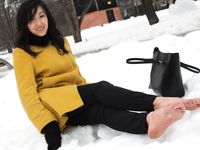 Feet - Ainash - 2018-01-21 A tall barefoot girl