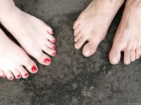 Feet - Alexandra + Olga A - 2011-04-02 Two girls in the center of Moscow