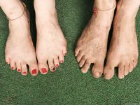 Feet - Alexandra + Olga A - 2011-04-02 Two girls in the center of Moscow