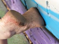 Feet - Alexandra + Olga A - 2011-04-02 Two girls in the center of Moscow