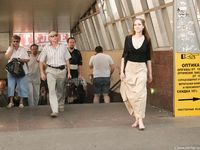 Feet - Alexandra - 2010-08-08 Hot asphalt and bare feet