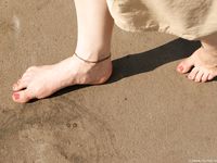 Feet - Alexandra - 2010-08-08 Hot asphalt and bare feet