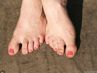 Feet - Alexandra - 2010-08-08 Hot asphalt and bare feet