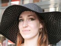 Feet - Alexandra - 2010-08-08 Hot asphalt and bare feet