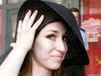 Feet - Alexandra - 2010-08-08 Hot asphalt and bare feet