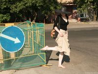 Feet - Alexandra - 2010-08-08 Hot asphalt and bare feet