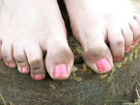 Feet - Alexandra - 2010-08-08 Hot asphalt and bare feet