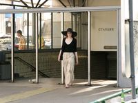 Feet - Alexandra - 2010-08-08 Hot asphalt and bare feet