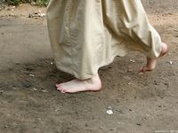 Feet - Alexandra - 2010-08-08 Hot asphalt and bare feet