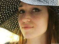 Feet - Alexandra - 2010-08-08 Hot asphalt and bare feet