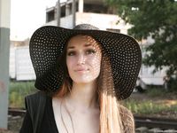 Feet - Alexandra - 2010-08-08 Hot asphalt and bare feet