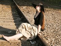 Feet - Alexandra - 2010-08-08 Hot asphalt and bare feet