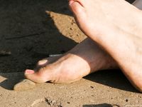 Feet - Alexandra - 2010-08-08 Hot asphalt and bare feet