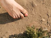 Feet - Alexandra - 2010-08-08 Hot asphalt and bare feet