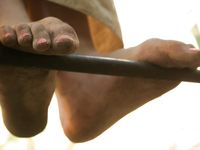 Feet - Alexandra - 2010-08-08 Hot asphalt and bare feet