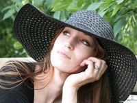 Feet - Alexandra - 2010-08-08 Hot asphalt and bare feet