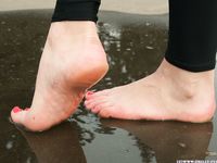 Feet - Alina - 2015-01-08 Barefoot in a winter park