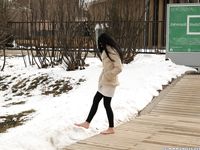 Feet - Alina - 2015-01-08 Barefoot in a winter park