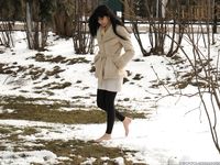 Feet - Alina - 2015-01-08 Barefoot in a winter park