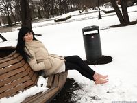 Feet - Alina - 2015-01-08 Barefoot in a winter park