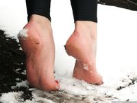 Feet - Alina - 2015-01-08 Barefoot in a winter park