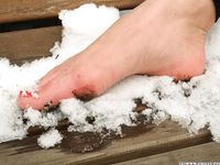 Feet - Alina - 2015-01-08 Barefoot in a winter park