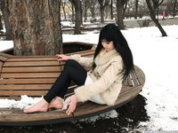 Feet - Alina - 2015-01-08 Barefoot in a winter park