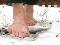 Feet - Alisa - 2011-03-27 Crazy barefoot girl in snowy streets