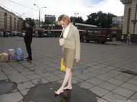 Feet - Alla - 2004-06-28 Barefoot at the railway station in the rain