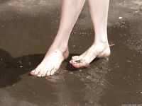 Feet - Alla - 2004-06-28 Barefoot at the railway station in the rain