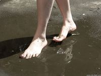 Feet - Alla - 2004-06-28 Barefoot at the railway station in the rain