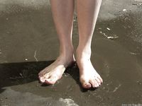 Feet - Alla - 2004-06-28 Barefoot at the railway station in the rain