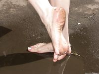 Feet - Alla - 2004-06-28 Barefoot at the railway station in the rain