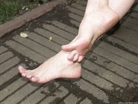 Feet - Alla - 2004-06-28 Barefoot at the railway station in the rain