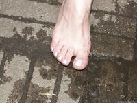 Feet - Alla - 2004-06-28 Barefoot at the railway station in the rain