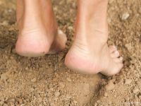 Feet - Alla - 2006-07-15 Bare feet and the City