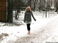 Feet - Anna D - 2011-12-24 The first snow