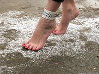 Feet - Anna D - 2011-12-24 The first snow