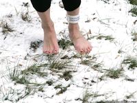 Feet - Anna D - 2011-12-24 The first snow