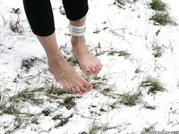 Feet - Anna D - 2011-12-24 The first snow