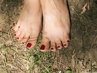 Feet - Anna G - 2012-11-11 Barefoot girl in a short skirt