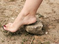 Feet - Anna G - 2012-11-11 Barefoot girl in a short skirt